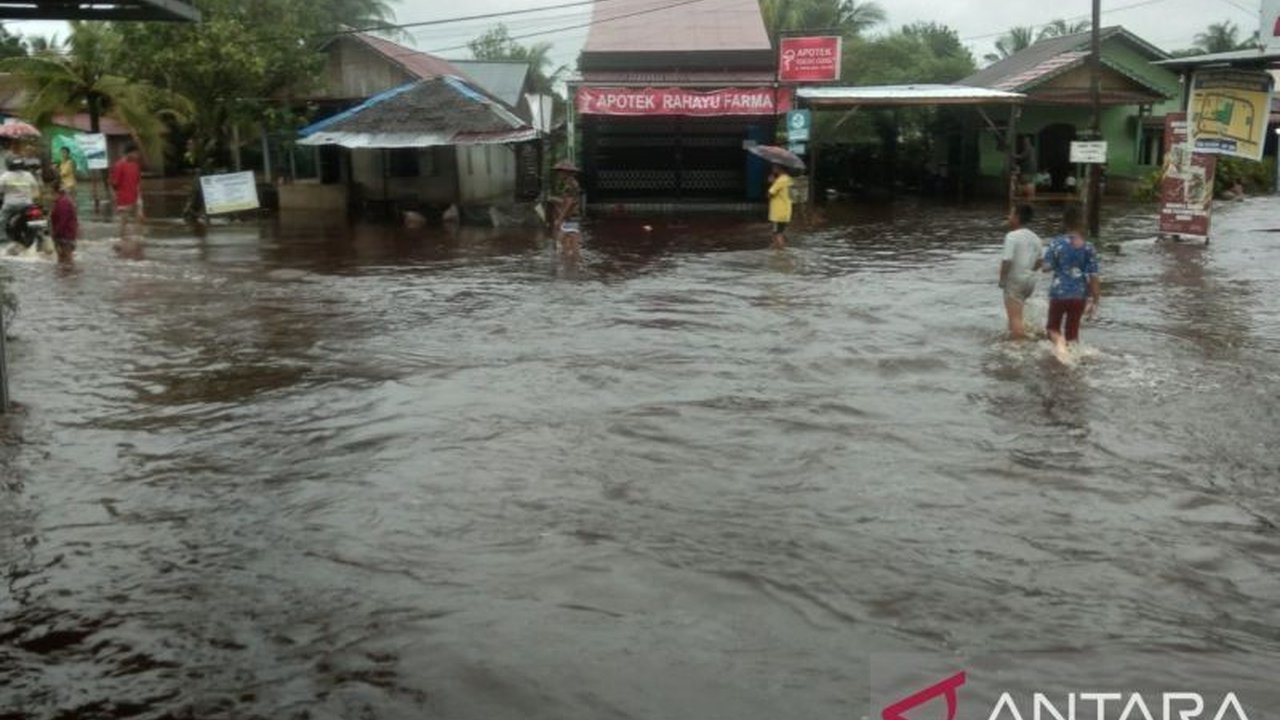 Sebanyak 27 desa di Kabupaten Sambas, Kalimantan Barat terdampak banjir dan longsor sejak November 2024, memaksa pemerintah setempat menetapkan status tanggap darurat bencana.
