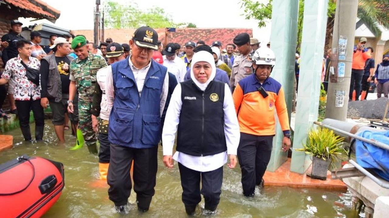 Gubernur Jawa Timur, Khofifah Indar Parawansa, mengimbau masyarakat untuk waspada terhadap cuaca ekstrem dan angin kencang yang diperkirakan melanda Jawa Timur hingga akhir Januari 2025, serta meminta pemerintah daerah untuk melakukan langkah mitigasi.