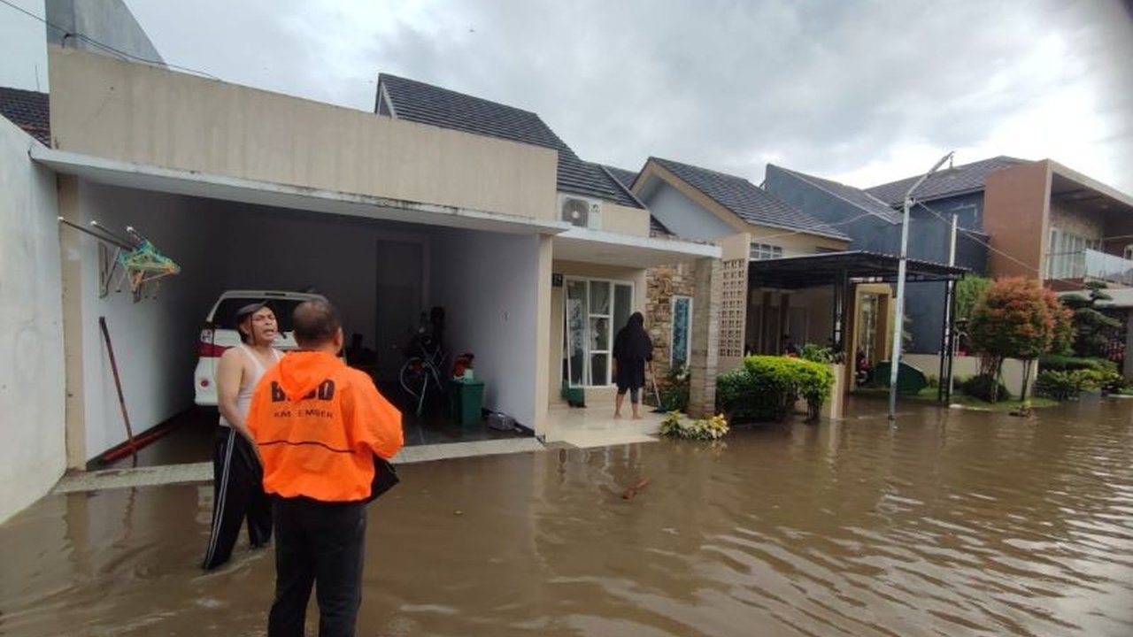 Banjir yang melanda empat kecamatan di Jember, Jawa Timur pada Minggu (19/1) telah menyebabkan 479 KK atau 1.297 jiwa terdampak, dengan satu rumah mengalami kerusakan berat, sementara penyebab utamanya adalah penyempitan drainase.