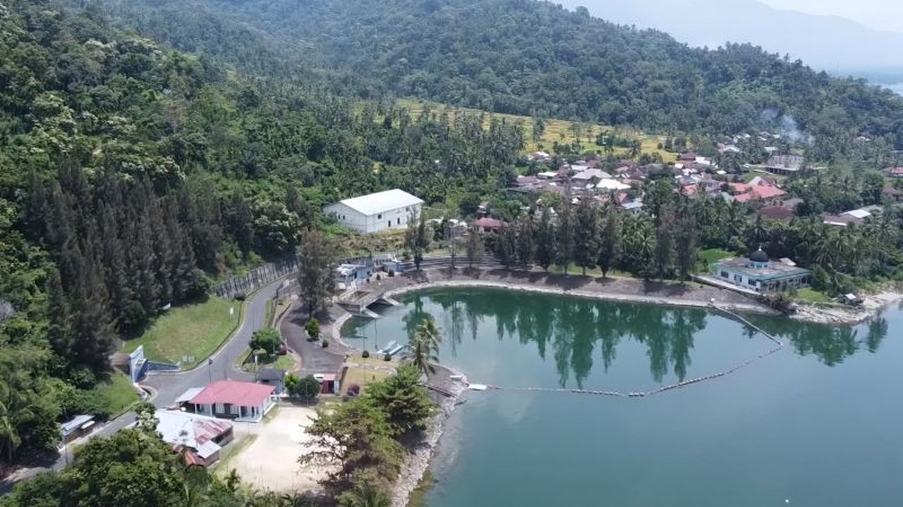 PLN Indonesia Power bersama ACWA Power akan membangun Pembangkit Listrik Tenaga Surya (PLTS) terapung terbesar di Sumatera berkapasitas 50 MW di Danau Singkarak, Sumatera Barat, yang ditargetkan beroperasi pada 2027.