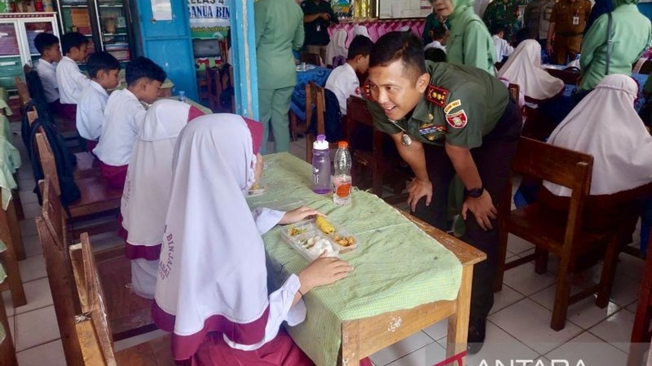 Kodim 1002/Hulu Sungai Tengah (HST) sukses uji coba Program Makan Bergizi Gratis (MBG) untuk pelajar SD di Barabai, Kalimantan Selatan, guna memastikan standar kebersihan dan kualitas gizi sebelum peluncuran resmi Februari 2025.