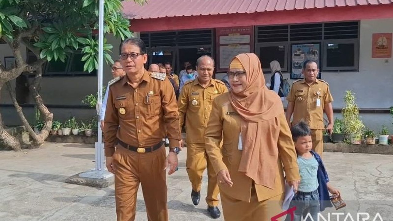 Pj Gubernur NTT, Andriko Noto Susanto, menilai Program Makanan Bergizi Gratis (MBG) sangat penting untuk mengatasi masalah stunting di NTT, terutama karena menu makanan yang telah dirancang ahli gizi dan dipantau prosesnya secara ketat.