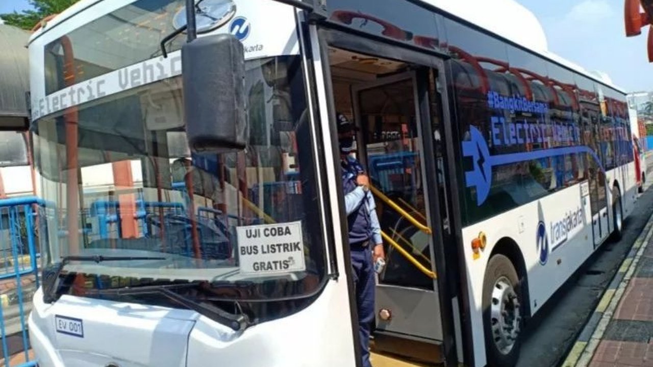 Pemerintah DIY mulai uji coba bus listrik gratis di Yogyakarta pada 20 Januari 2024, dengan rute Bandara Adisutjipto-Sumbu Filosofi, menghadapi tantangan teknis dan adaptasi pengemudi namun berpotensi meningkatkan transportasi ramah lingkungan.