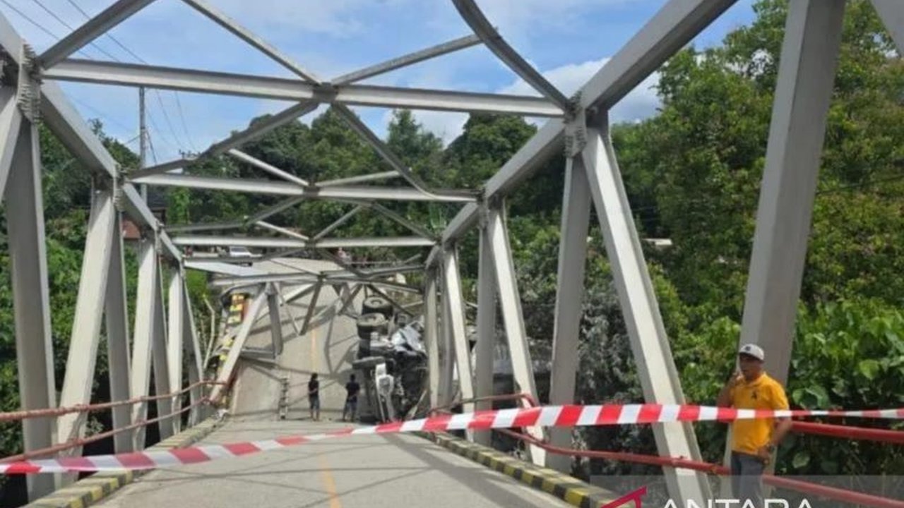 Ambruknya jembatan antarprovinsi di Paser, Kalimantan Timur akibat ditabrak truk semen, membuat BBPJN menuntut perusahaan terkait bertanggung jawab atas perbaikan dan pembangunan ulang jembatan tersebut.