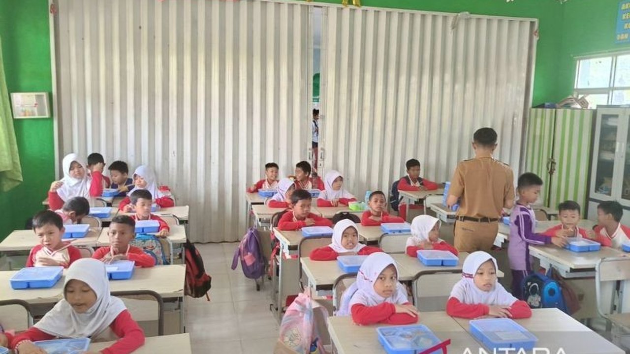 SDN 004 Samarinda Utara, Kalimantan Timur, antusias sambut Program Makan Bergizi Gratis (MBG) yang meningkatkan semangat belajar siswa dan menyediakan menu bergizi seimbang.