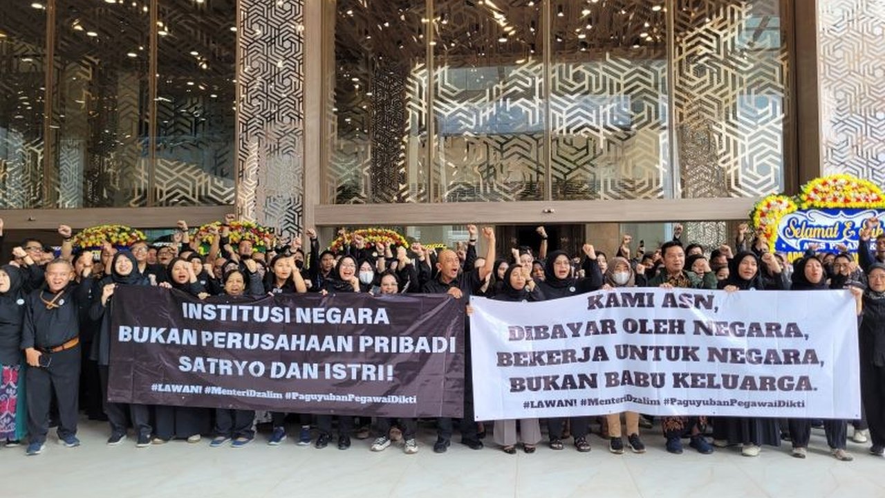 Ratusan Aparatur Sipil Negara (ASN) Ditjen Dikti menggelar aksi damai di Kemdikbudristek pada Senin, 20 Januari 2024, memprotes pemberhentian mendadak salah satu pegawai, Neni Herlina, dan meminta keadilan.