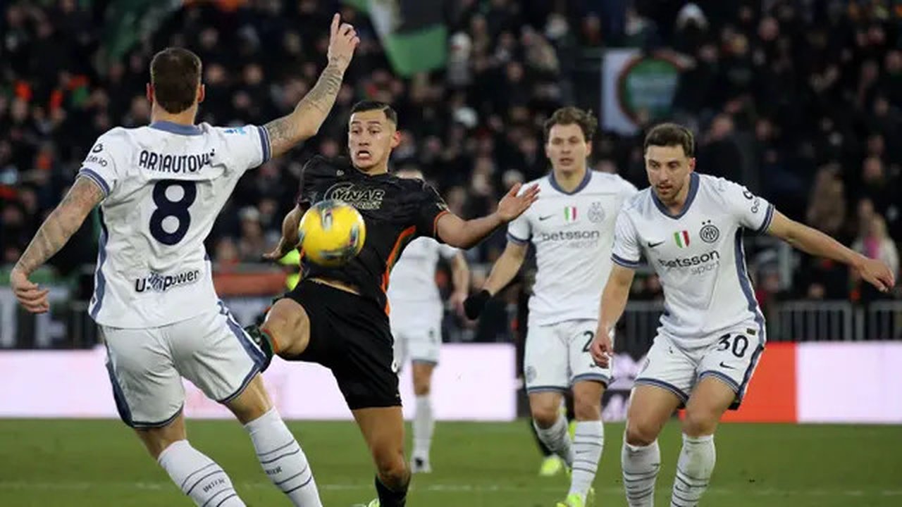 Pemain Venezia, Jay Idzes (kedua kiri) berebut bola dengan pemain Inter Milan, Marko Arnautovic pada laga lanjutan Liga Italia 2024/2025 di Pier Luigi Penzo Stadium, Venice, Minggu (12/01/202