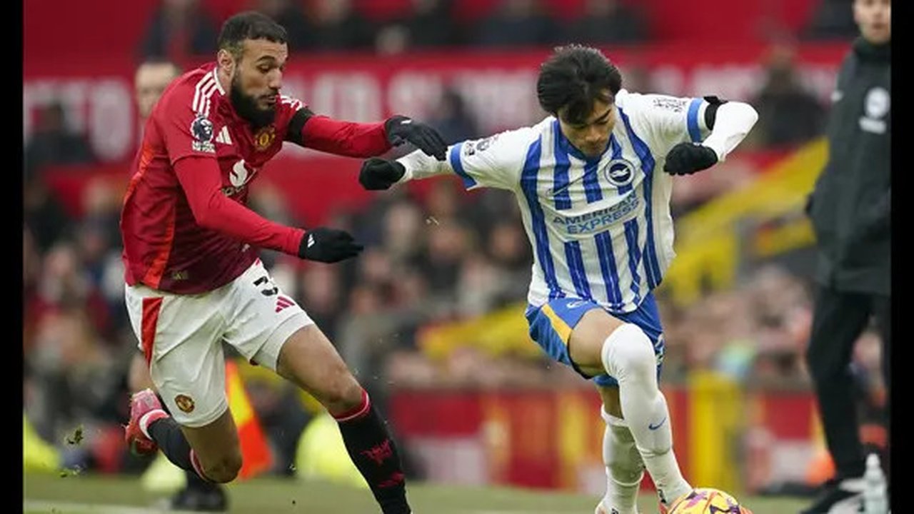 Pemain Brighton, Kaoru Mitoma (kanan) menggiring bola dibayangi pemain Manchester United, Noussair Mazraoui pada laga lanjutan Liga Inggris 2024/2025 yang berlangsung di Old Trafford, Manches