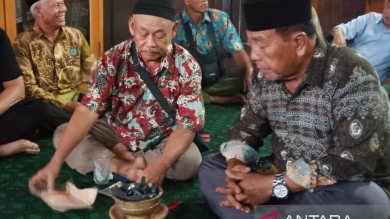 Forum Kedukunan Adat Belitung menggelar ritual adat untuk membantu pencarian Sertu Hendri, desertir yang menembak anggota Subdenpom Belitung, Serma Rendi, guna meredakan keresahan masyarakat dan berharap Hendri menyerahkan diri.