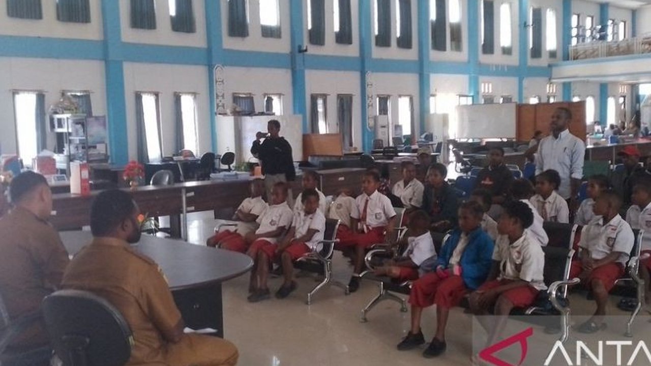 Dinas Pendidikan Jayawijaya akan mengevaluasi kepala sekolah SD Inpres Elabukama dan SMK Negeri 1 Pariwisata Wamena karena dua tahun lebih tidak ada aktivitas belajar mengajar di kedua sekolah tersebut.