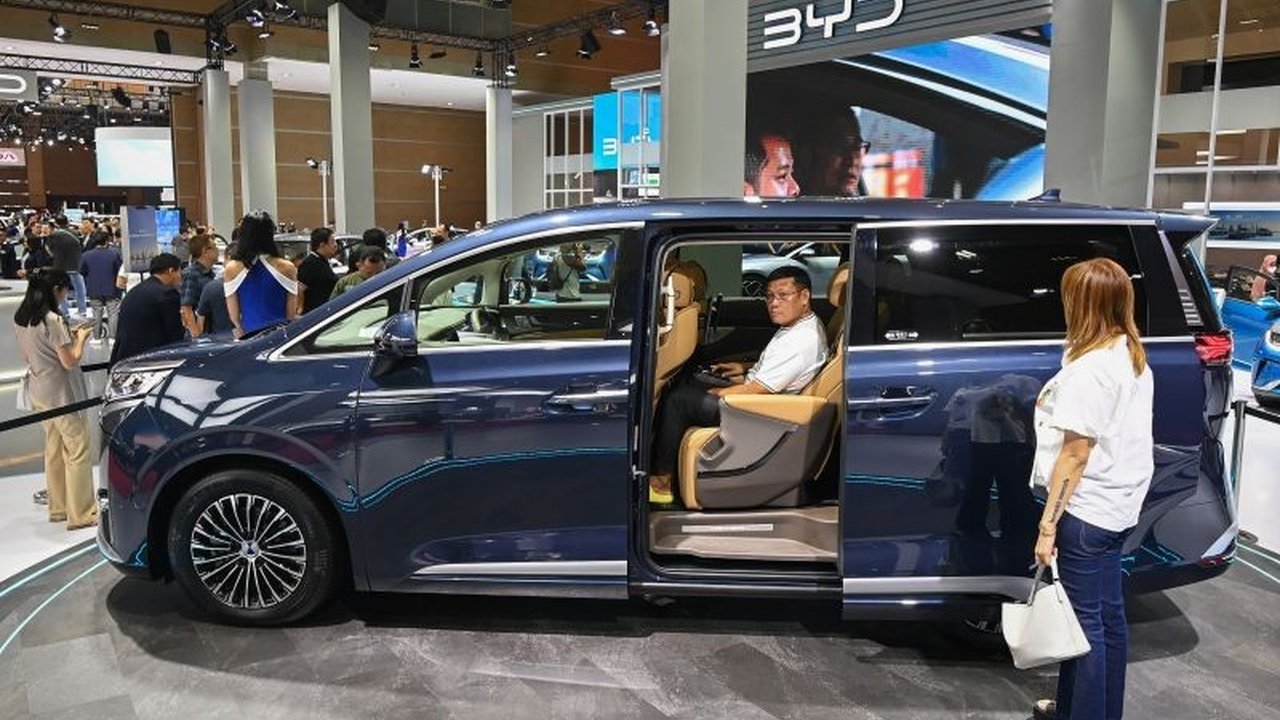 BYD berencana meluncurkan berbagai model baru di Indonesia sepanjang 2025, termasuk MPV mewah Denza D9 yang akan diluncurkan pada 22 Januari 2025 di Jakarta, menawarkan beragam pilihan kendaraan ramah lingkungan bagi konsumen Indonesia.