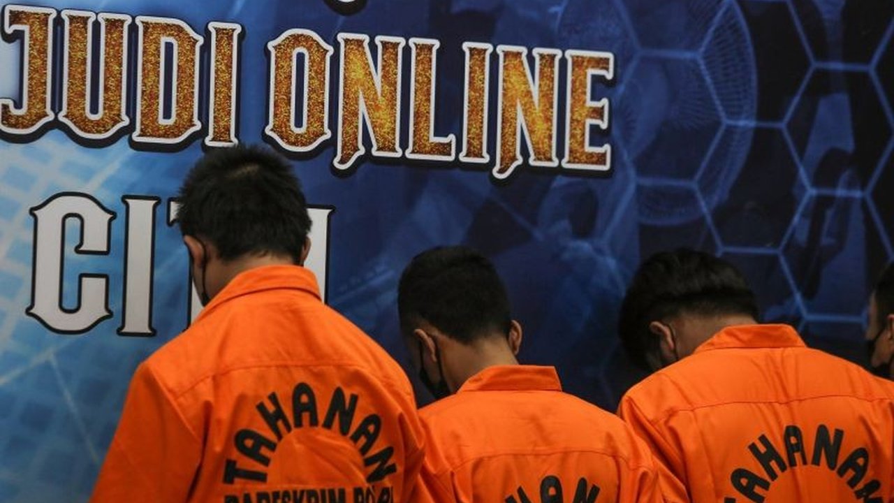 Bareskrim Polri menangkap empat tersangka judi online terkait Hotel Aruss Semarang;  mereka berperan sebagai operator dan manajer, dengan total uang tunai Rp5,18 miliar disita dan satu DPO masih diburu.
