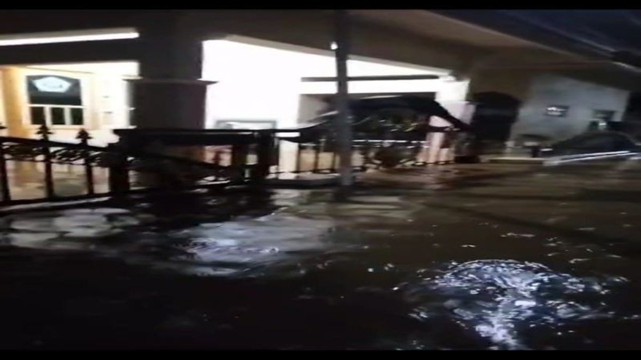 Hujan deras selama tiga jam di Kabupaten Batang, Jawa Tengah menyebabkan banjir dan longsor di sejumlah desa; satu korban berhasil diselamatkan.