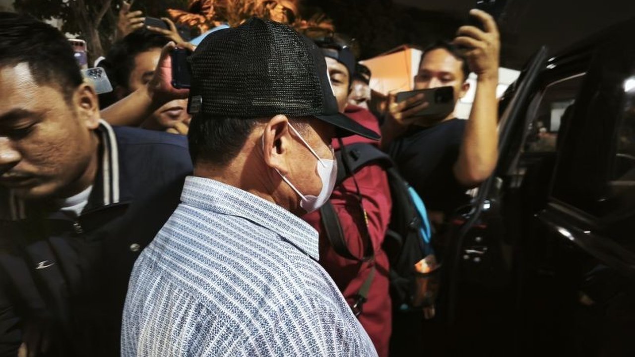 Kejati Lampung memeriksa Bupati Lampung Timur, M. Dawam Rahardjo, selama 10 jam terkait dugaan korupsi pembangunan gerbang rumah jabatannya senilai Rp6,9 Miliar pada tahun anggaran 2022.