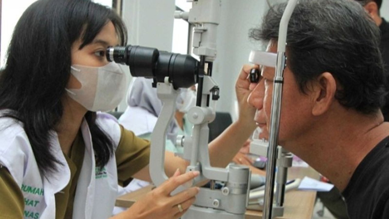 Sebanyak 80 warga mengikuti skrining operasi katarak gratis di RSUD Tamansari, Jakarta Barat, sebagai bagian dari kolaborasi RSUD Tamansari, Baznas-Bazis RI, dan Perdami Jaya untuk membantu warga kurang mampu mengatasi kebutaan akibat katarak.