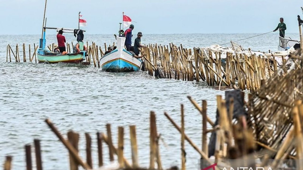 Ombudsman Banten mempertanyakan penerbitan sertifikat HGB dan SHM di kawasan pagar laut Tangerang sepanjang 30,16 kilometer, yang dinilai bertentangan dengan Putusan Mahkamah Konstitusi dan aturan tentang pemanfaatan perairan.