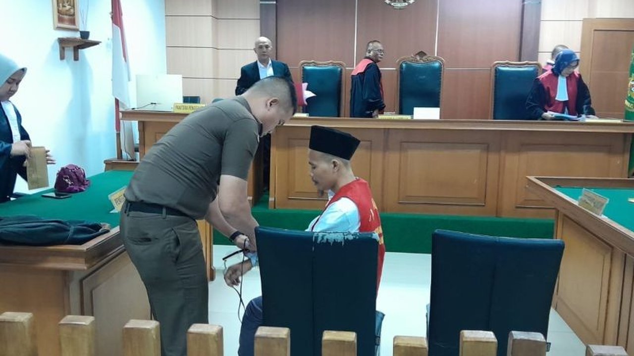 Agus, warga Serang, dituntut 14 tahun penjara karena terbukti membunuh anaknya yang berusia 3 tahun; berbagai faktor yang meringankan dan memberatkan hukuman dipertimbangkan dalam persidangan.