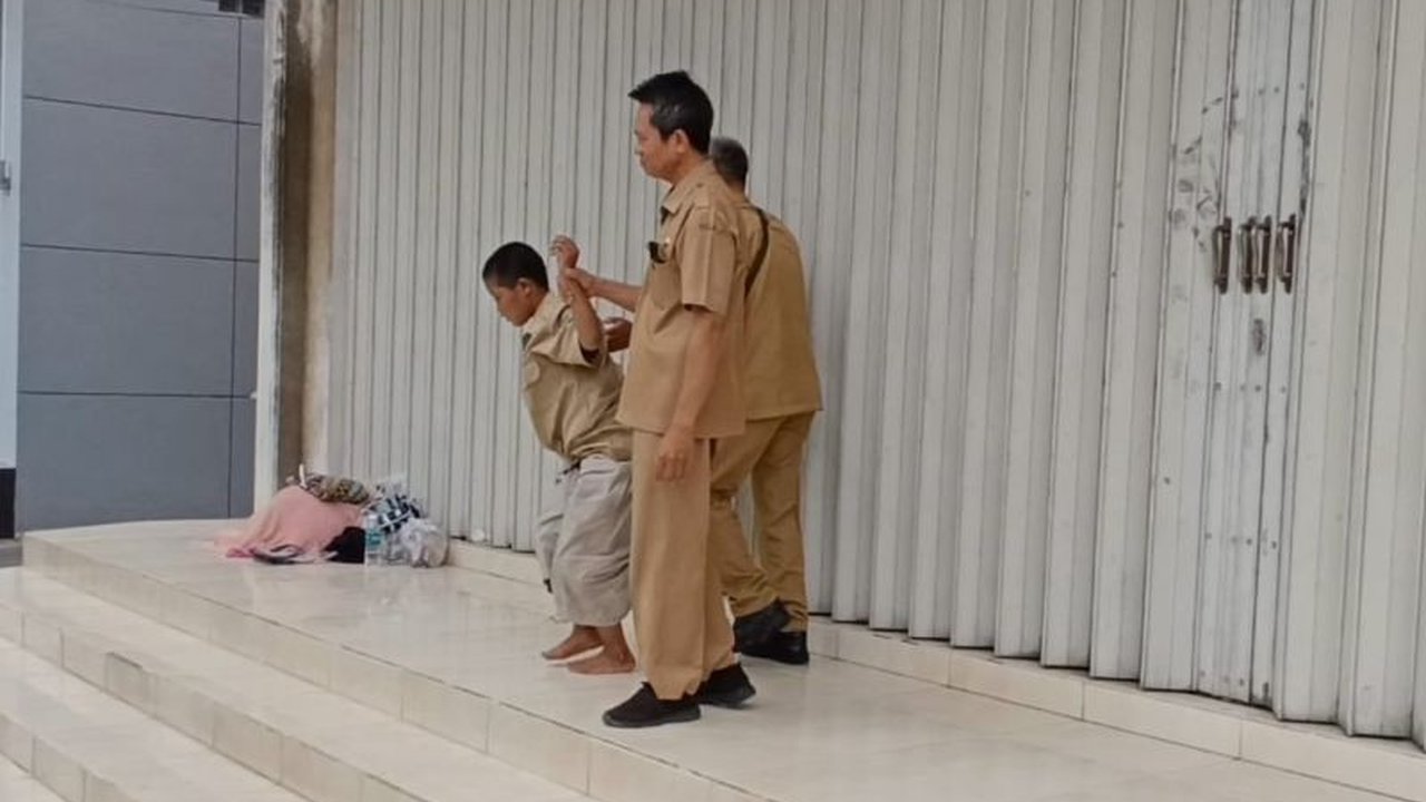 Dinas Kesehatan Tulungagung mengevakuasi ibu dan anak penderita gangguan jiwa (ODGJ) yang terlantar di area pertokoan, keduanya kini mendapat perawatan sementara sebelum dirujuk ke rumah sakit jiwa.