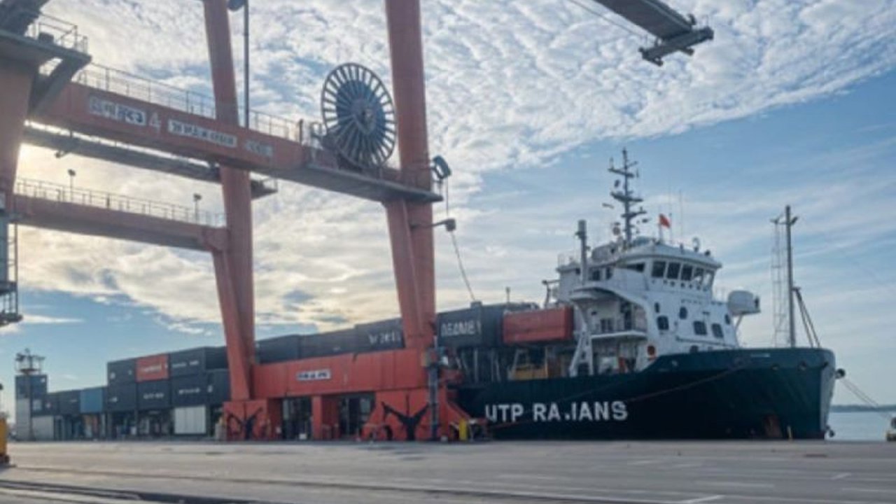 Terminal Peti Kemas Belawan (BNCT) sukses capai volume bongkar muat 613.962 TEUs di Desember 2024, meningkat 1,95% dari tahun sebelumnya, berkat efisiensi operasional dan prioritas keselamatan kerja.