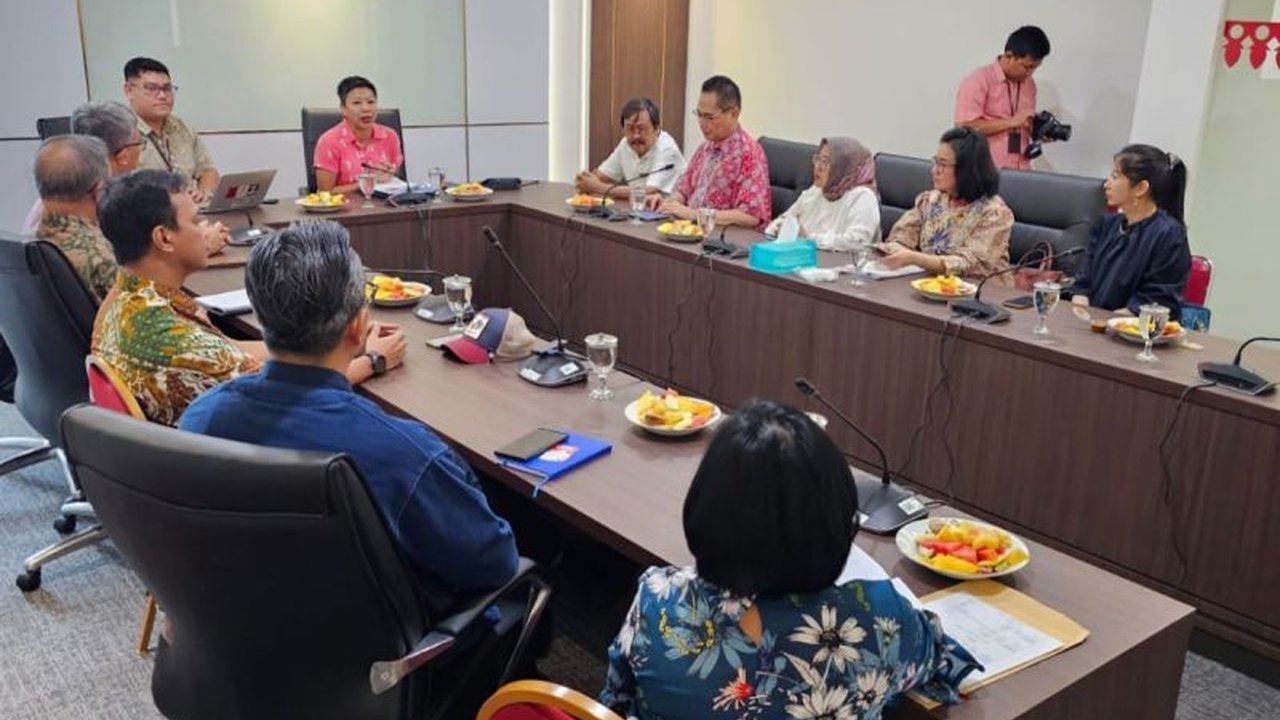 Anggota Komisi B DPRD DKI Jakarta, Francine Widjojo, meminta PAM Jaya menunda kenaikan tarif air bersih karena memberatkan warga rumah susun, terutama dengan tarif progresif yang dinilai tidak adil.