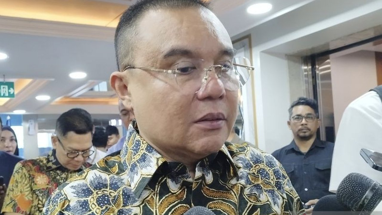Wakil Ketua DPR, Sufmi Dasco Ahmad, mempertimbangkan pemanggilan Menteri KKP untuk menjelaskan pembangunan pagar laut ilegal sepanjang 30 km di perairan Tangerang, Banten, yang telah dibongkar oleh TNI AL dan masyarakat.