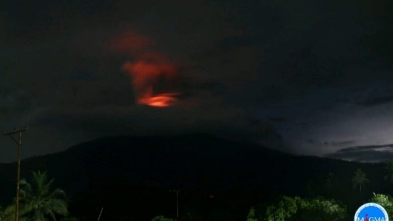 Gunung Lewotobi Laki-laki di Flores Timur, NTT, erupsi Senin malam (20/1) pukul 21:48 WITA, menyemburkan abu vulkanik setinggi 700 meter dan pihak berwenang mengimbau warga sekitar untuk waspada.