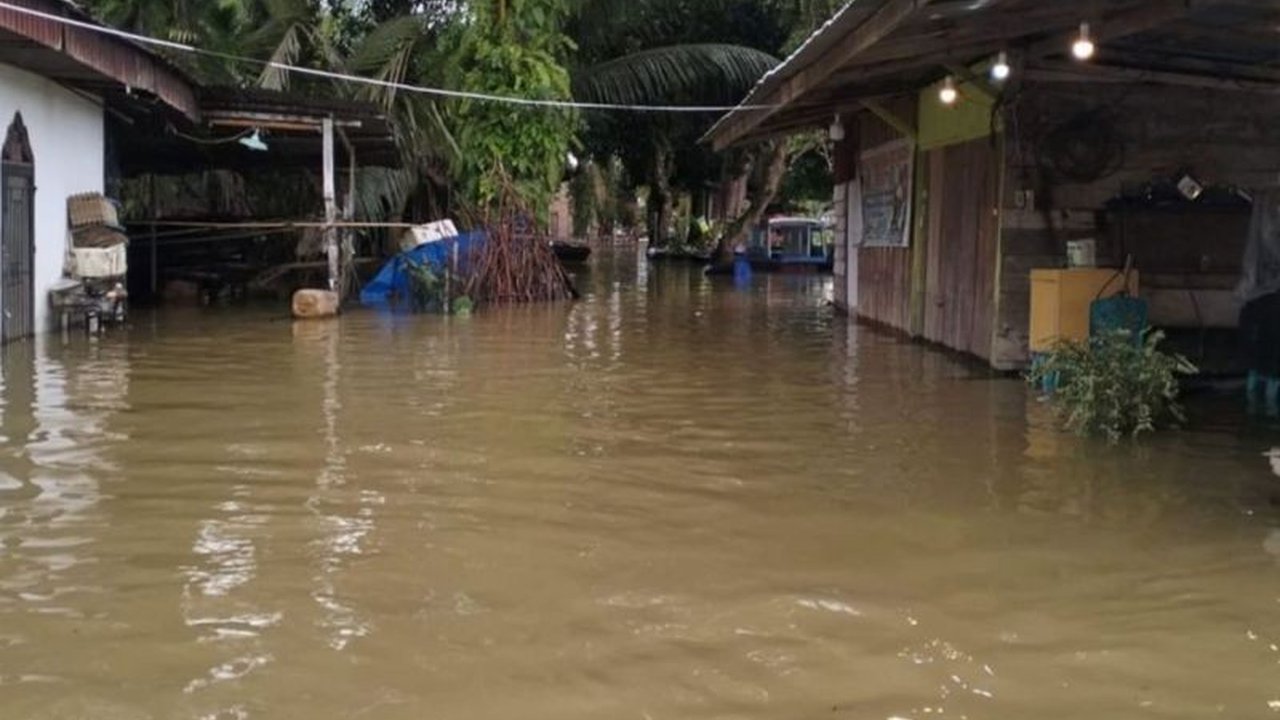 Banjir akibat dibukanya pintu Waduk PLTA Koto Panjang merendam 319 rumah di Desa Buluh Cina, Riau, menyebabkan kerugian lahan pertanian dan fasilitas umum.
