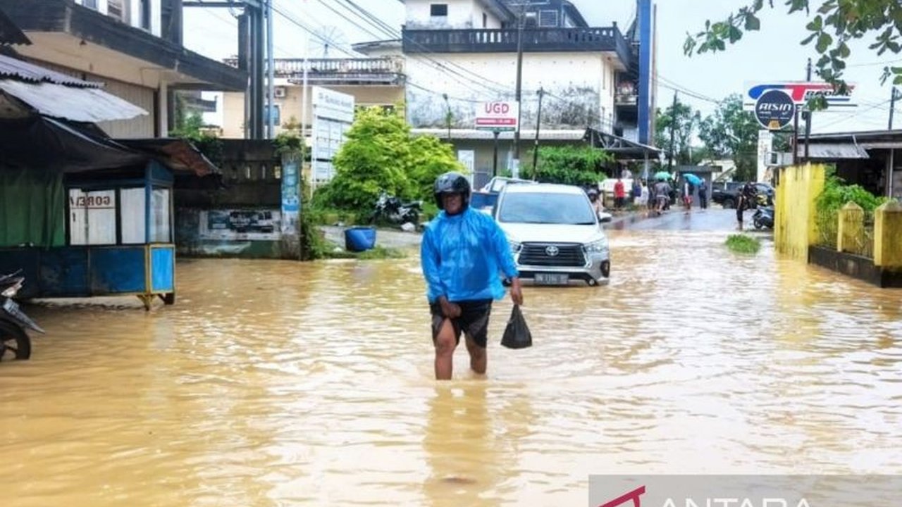 Pemerintah Kabupaten Bangka Barat menginventarisir kerusakan fasilitas umum pasca-banjir akibat hujan deras yang melanda beberapa kecamatan, menyebabkan kerusakan jalan, jembatan, dan ratusan rumah terendam.