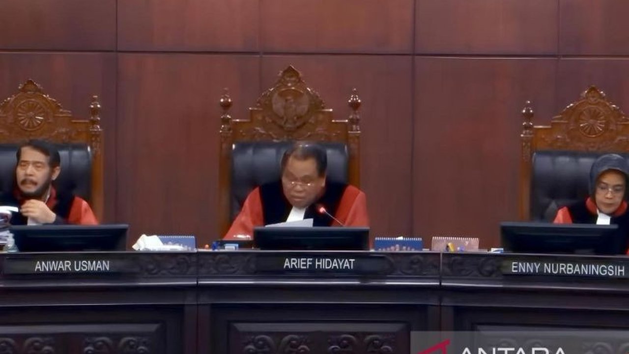 Sidang Mahkamah Konstitusi mempertanyakan dasar hukum Pilkada Banjarbaru 2024 terkait banyaknya suara tidak sah akibat disusulfikasinya satu pasangan calon, tanpa menerapkan sistem kotak kosong.
