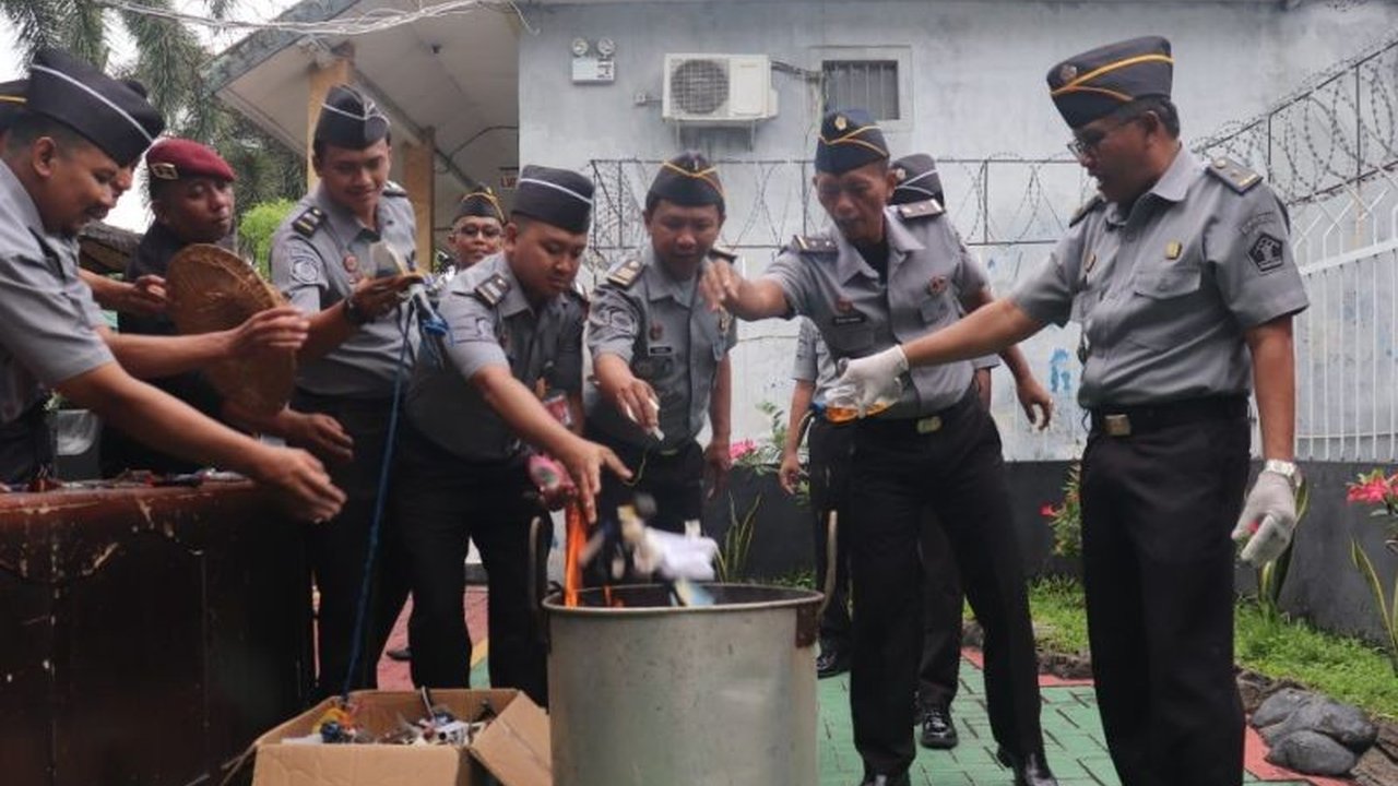 Rutan Kelas IIB Kraksaan, Probolinggo memusnahkan barang bukti hasil penggeledahan rutin berupa benda berbahaya dan terlarang pada Senin, 20 Januari 2024, sebagai upaya menjaga keamanan dan ketertiban di dalam rutan.