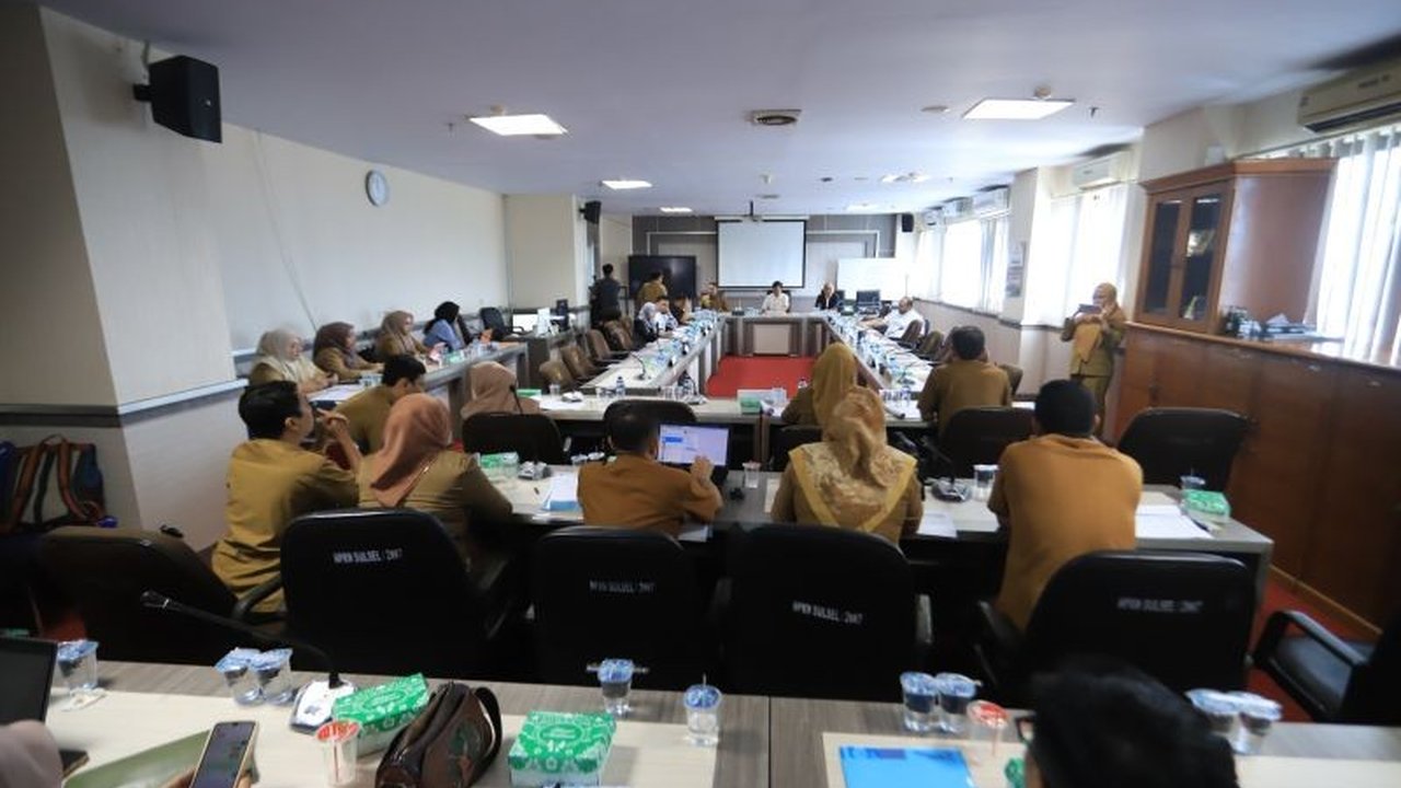 Komisi D DPRD Sulsel mendesak Dinas BMBK Sulsel untuk segera memperbaiki jalan-jalan provinsi yang rusak, khususnya Jalan Hertasning dan Sapaya-Malakaji, karena telah tersedia anggaran di APBD 2025, namun terdapat sejumlah proyek yang dipertanyakan.