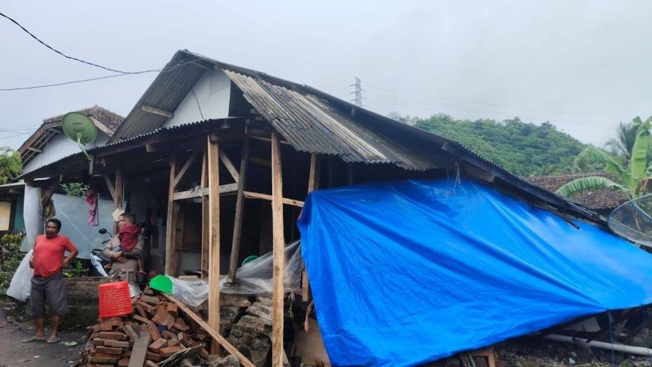 Bencana pergerakan tanah di Kampung Tegallega, Sukabumi, memaksa 50 jiwa dari 10 KK mengungsi; Pemkab Sukabumi telah mendirikan posko dan menyediakan bantuan.