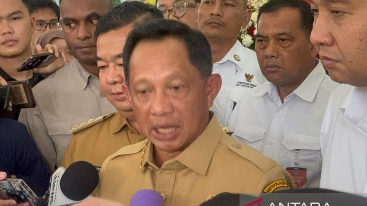 Mendagri Tito Karnavian menjelaskan Pergub DKI Jakarta No. 2/2025 yang bertujuan melindungi keluarga, khususnya istri, dari perceraian dengan mengatur persyaratan ketat poligami dan perceraian ASN di Jakarta.