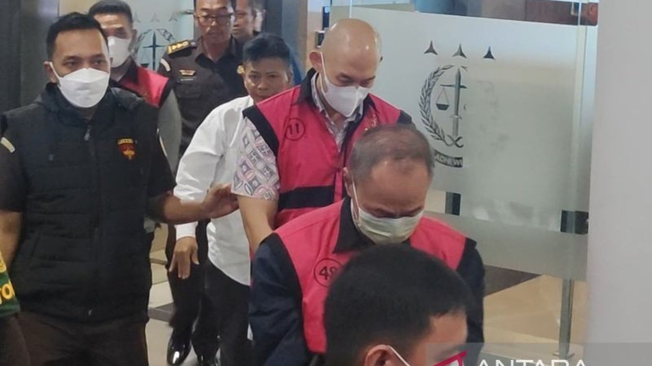 Kejaksaan Agung telah menetapkan sembilan tersangka baru dalam kasus korupsi impor gula tahun 2015-2016, termasuk mantan Menteri Perdagangan, Tom Lembong, terkait penerbitan izin impor yang merugikan negara.