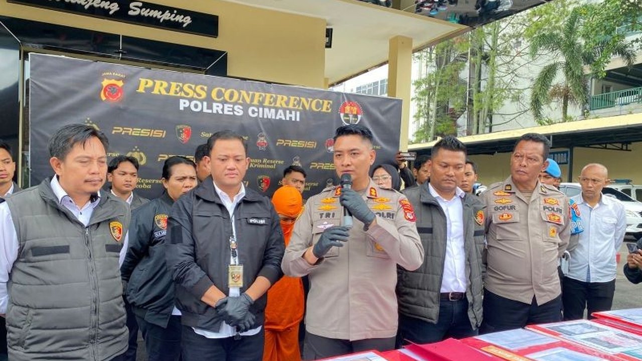 Polisi Cimahi telah menangkap dua wanita yang diduga menjalankan arisan fiktif dan merugikan 8 korban dengan total kerugian mencapai Rp400 juta, dengan potensi korban lebih banyak.