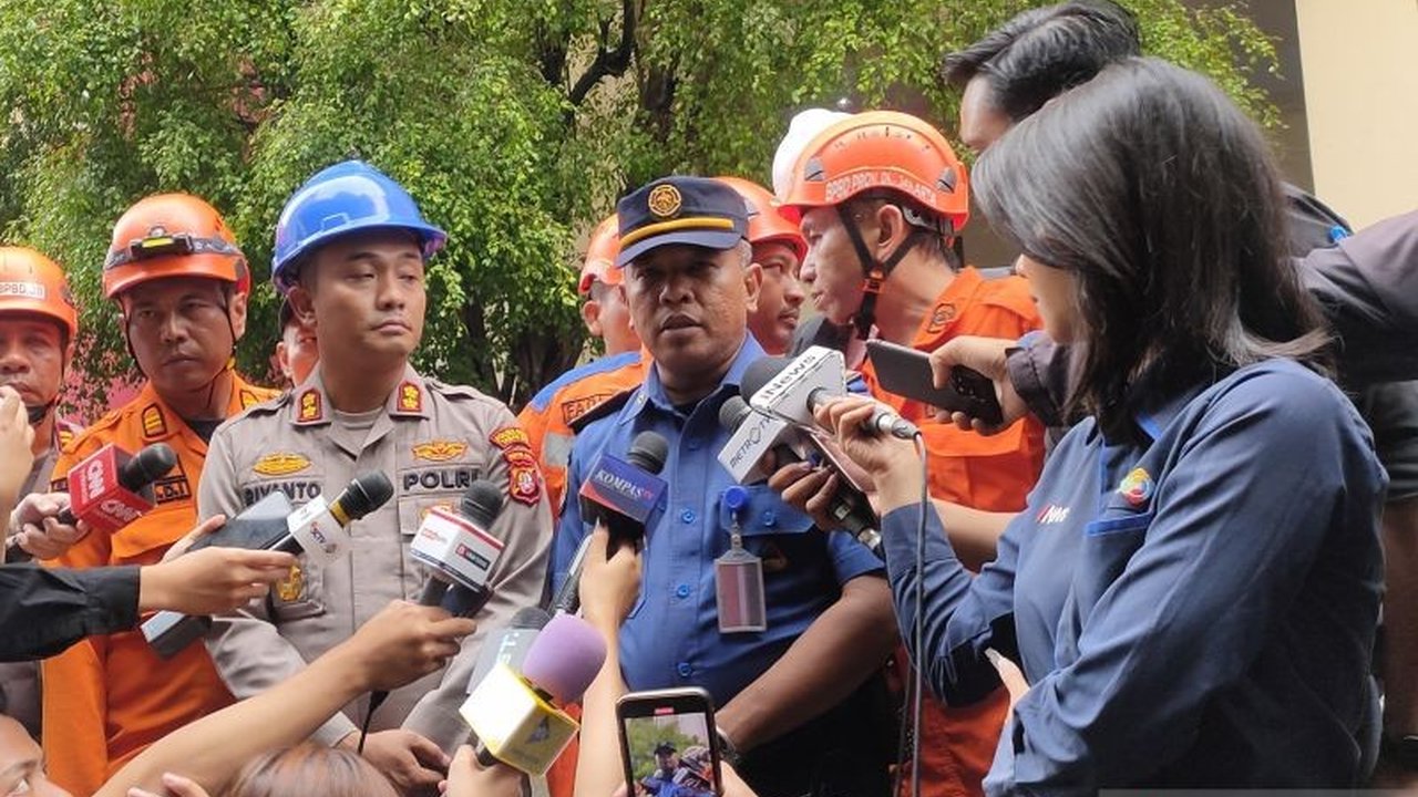 Ambruknya lantai 9 Glodok Plaza pasca kebakaran Rabu (15/1) menjadi kendala utama evakuasi korban,  menyulitkan petugas dan tim forensik dalam mengidentifikasi penyebab kebakaran serta menemukan jenazah.
