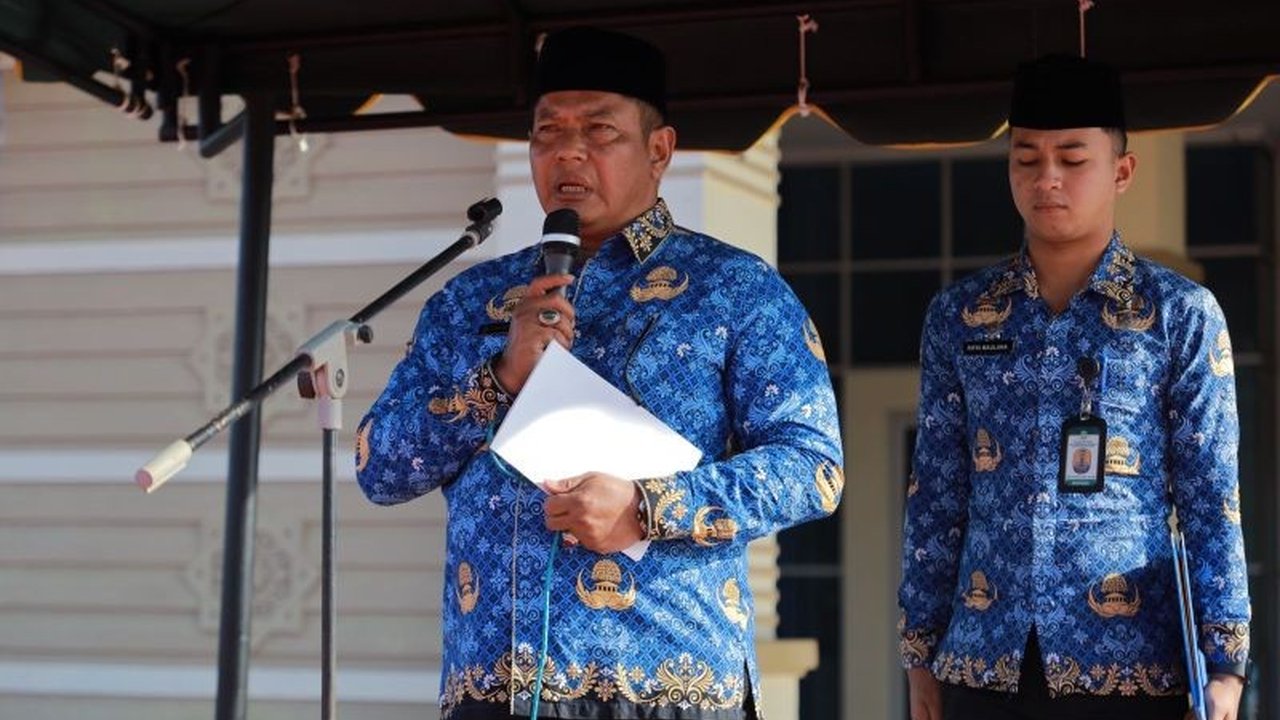 Plt Sekda Aceh Besar, Bahrul Jamil, mengajak seluruh ASN dan PPPK untuk meningkatkan kinerja dan memberikan pelayanan maksimal kepada masyarakat, seiring dengan penunjukannya sebagai Plt Sekda yang bertujuan untuk memaksimalkan kinerja pelayanan dan progr