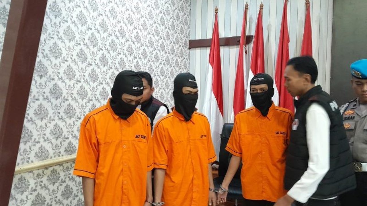 Polresta Serang Kota menangkap tiga pengedar narkoba yang mengedarkan tembakau sintetis dan obat-obatan terlarang seperti tramadol, hexymer, dan double Y, dengan modus transaksi daring dan sistem COD.