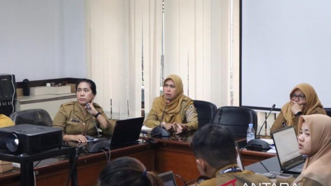 Pemerintah Provinsi Kalimantan Selatan membina 10 kabupaten/kota untuk mencapai status bebas buang air besar sembarangan (ODF) dan meraih predikat kabupaten/kota sehat pada tahun 2025.