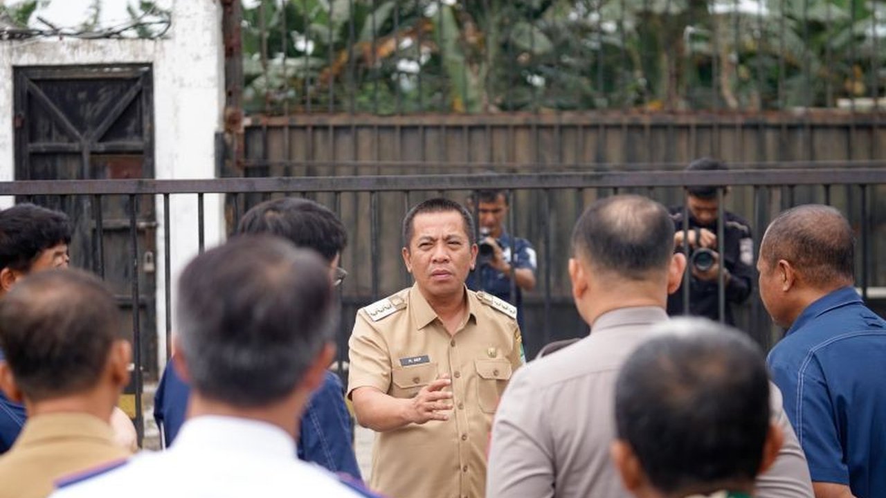 Bupati Karawang meminta PT Chang Shin Indonesia membuka kembali gerbang belakang pabriknya untuk memudahkan akses karyawan dan menghidupkan perekonomian warga sekitar yang terdampak penutupan.