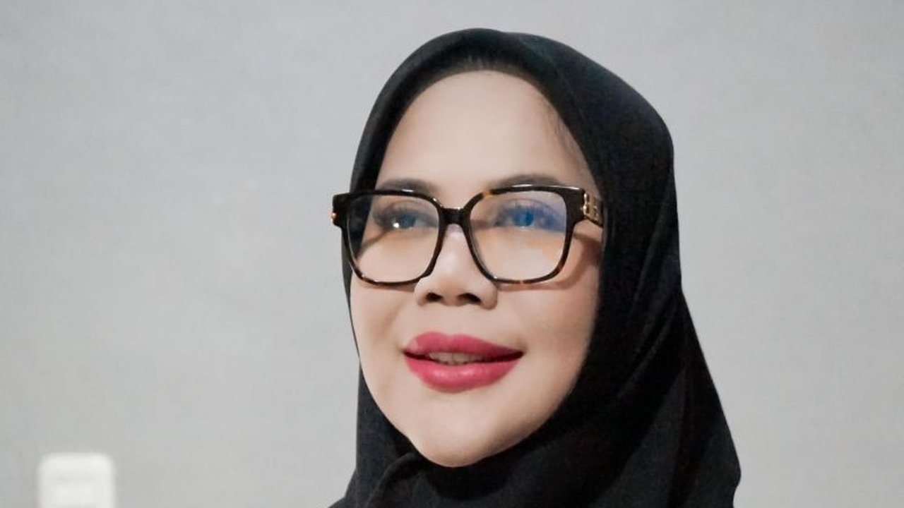 RSUD Haji Makassar membantu Nur Anita, anak 7 tahun tanpa identitas dan akses JKN, melalui program inovatif SATSET'MA, berkolaborasi dengan berbagai pihak untuk memastikan akses kesehatan bagi semua.