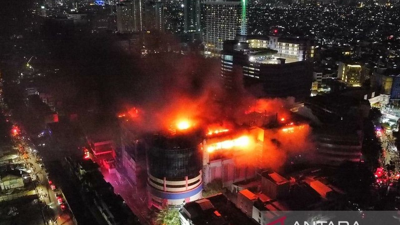 Kebakaran di Glodok Plaza, Jakarta, pada 15 Januari 2024, menghanguskan buku tamu lantai 8, menghambat identifikasi korban dan membuat 14 orang dinyatakan hilang, sementara 8 jenazah telah ditemukan.