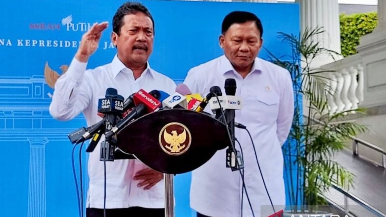 Menteri Kelautan dan Perikanan, Sakti Wahyu Trenggono, mencurigai adanya upaya reklamasi lahan ilegal di perairan Tangerang melalui pemasangan pagar laut dan menerbitkan sertifikat yang dinilai ilegal.