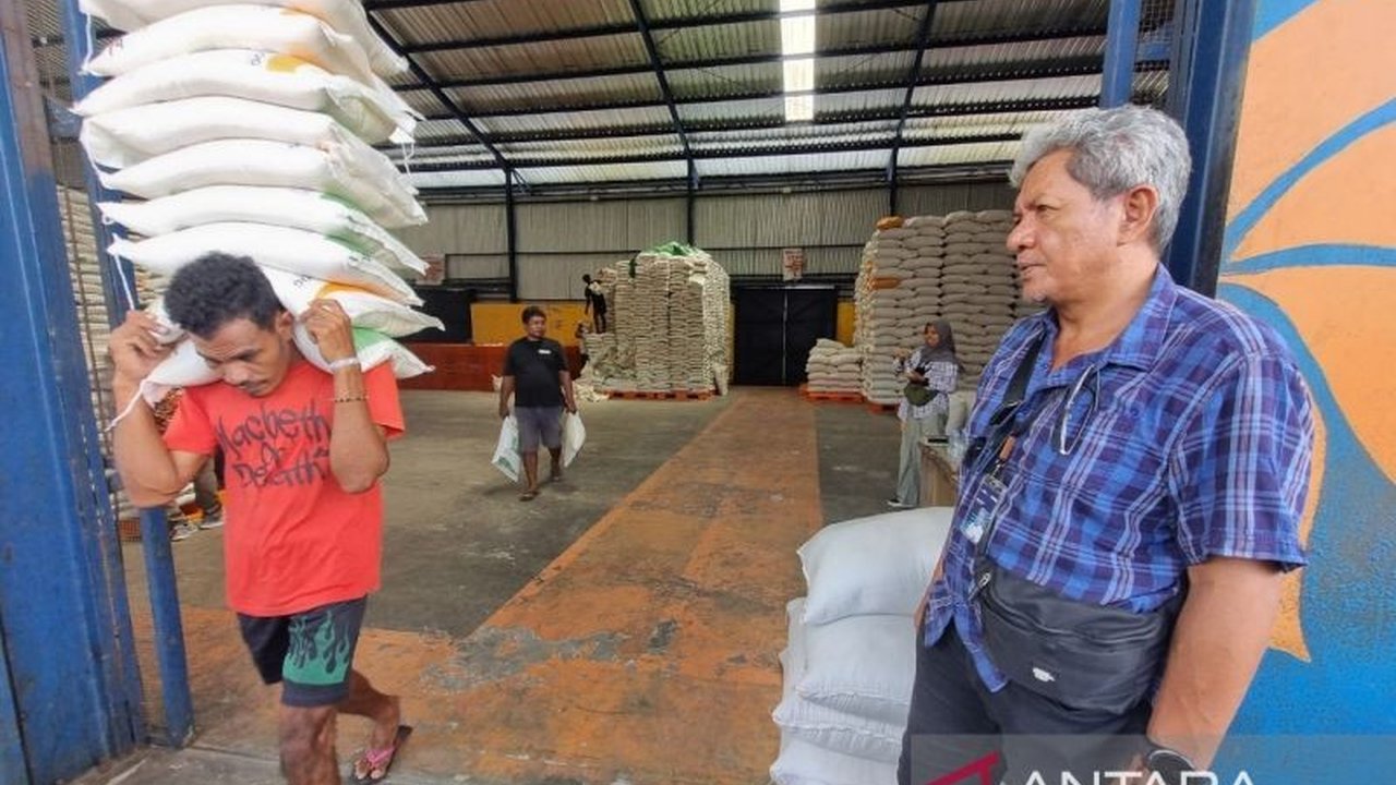 Bulog Manokwari menyediakan 24 ton beras premium seharga Rp15.000/kg untuk mendukung program Makan Bergizi Gratis (MBG), meskipun terkendala biaya pengiriman dari Jawa.