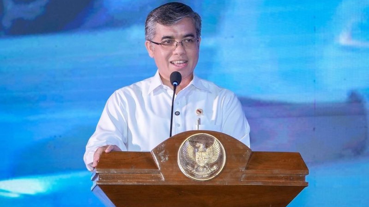 Menaker Yassierli menekankan pentingnya transformasi tenaga kerja Indonesia yang berfokus pada peningkatan keterampilan, kreativitas, dan inovasi untuk menghadapi tantangan era digital dan memenangkan persaingan global.