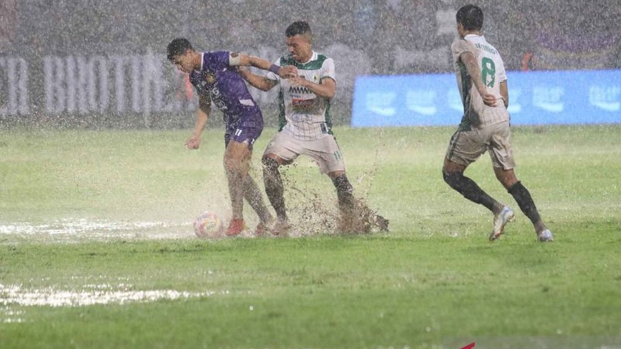 Riko Simanjuntak, setelah bergabung dengan PSS Sleman dari Persija, melakoni debutnya pada laga melawan Persik Kediri yang berakhir imbang 0-0, meski terhambat cuaca hujan deras yang mempengaruhi taktik permainan.