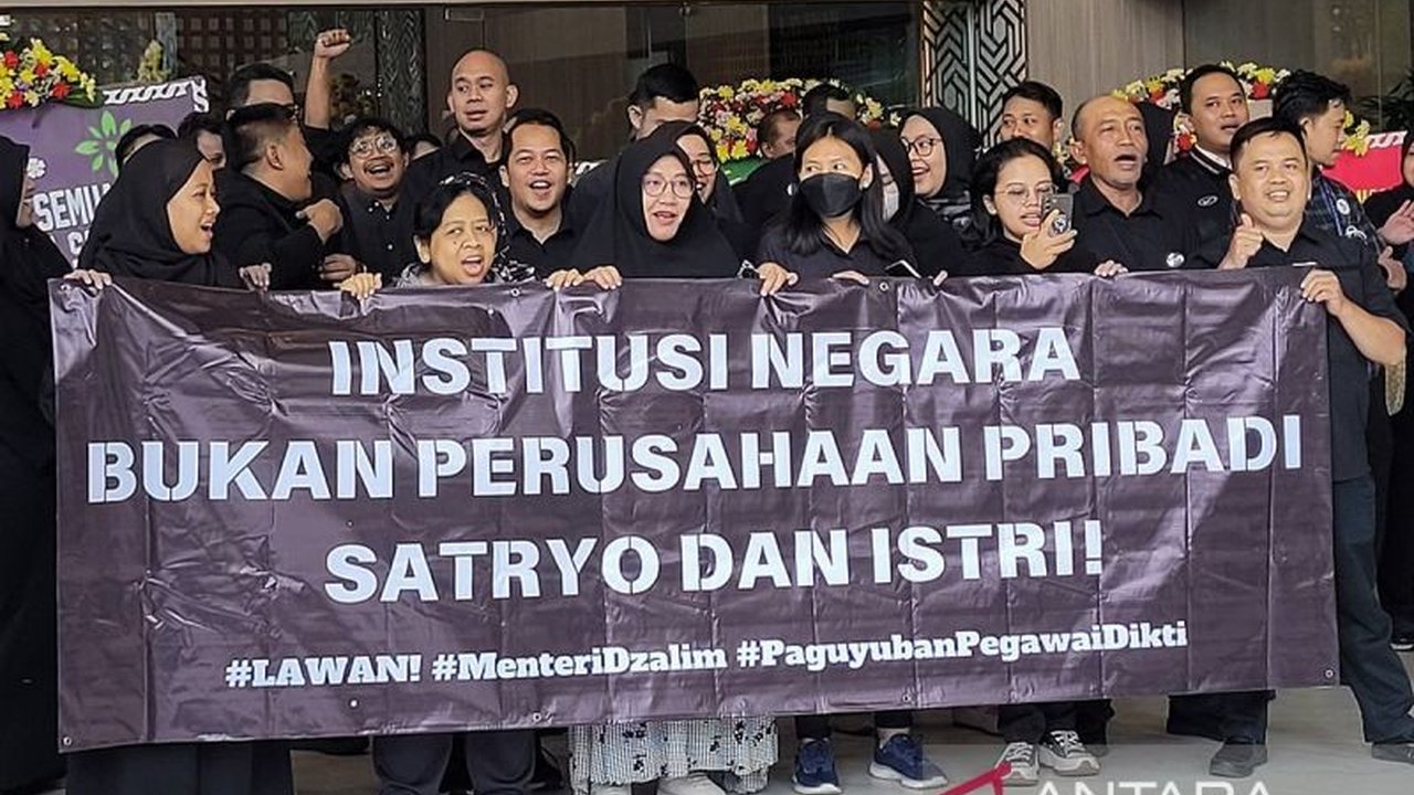 Istana Kepresidenan menunggu hasil dialog internal Kemdikbudristek terkait pemberhentian mendadak seorang pegawai, Neni Herlina, yang memicu aksi damai ASN Kemdikbudristek; pihak istana optimis masalah dapat diselesaikan secara internal.