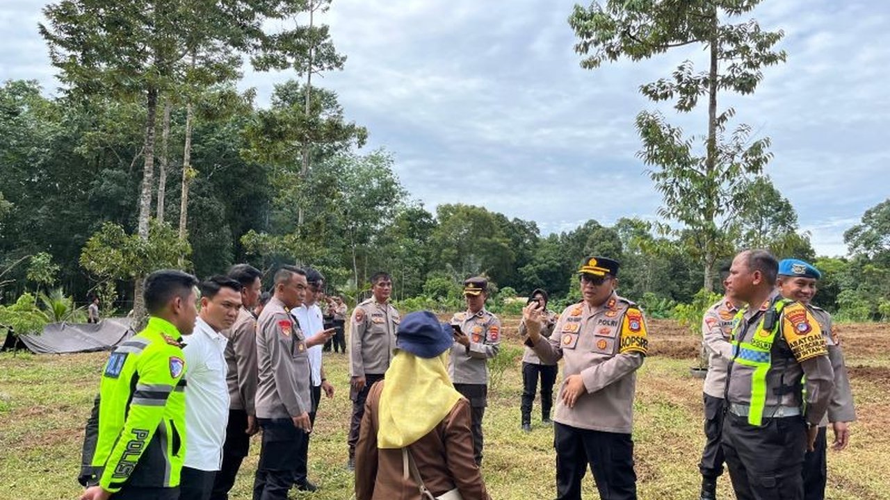 Kapolres Banjarbaru meninjau lahan 10 hektare di Kelurahan Bangkal untuk menanam jagung guna mendukung program ketahanan pangan Asta Cita Presiden,  sementara Tim Itwasum Polri memotivasi petani di Kabupaten Banjar.