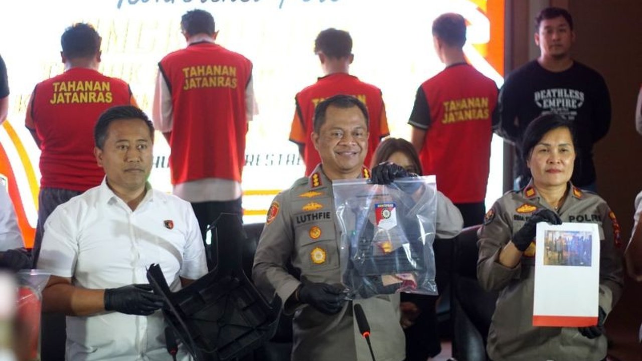 Polrestabes Surabaya menangkap empat debt collector yang mengeroyok seorang advokat di Karang Pilang pada 13 Januari 2024; para pelaku terancam hukuman tujuh tahun penjara.