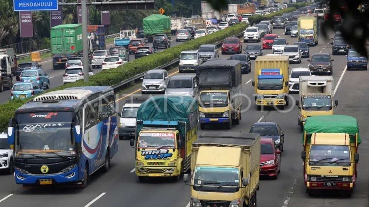 Kementerian Perhubungan, Korlantas Polri, dan Kementerian PUPR menerbitkan SKB pengaturan lalu lintas jalan dan penyeberangan selama libur panjang Isra Miraj dan Imlek 2025, termasuk pembatasan operasional angkutan barang tertentu.